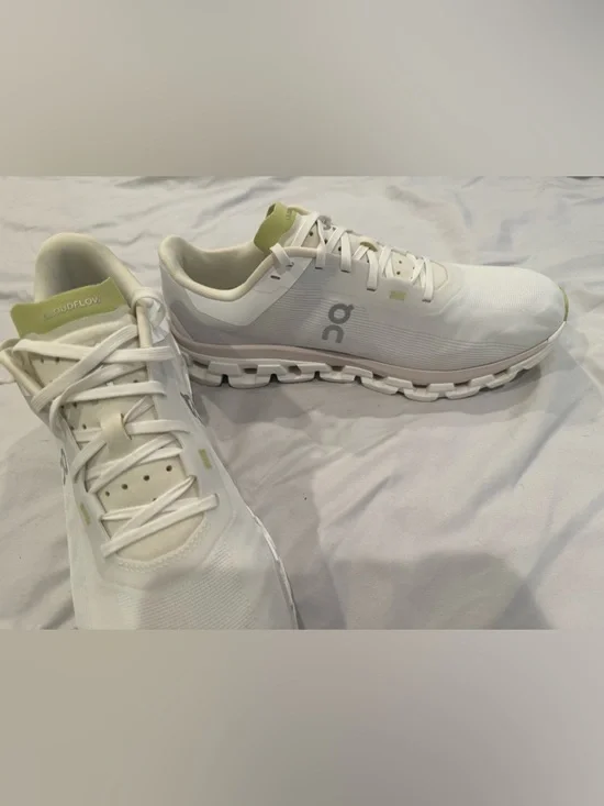 On Running Men's Cloudflow4 Shoes White - Picture 2 of 4